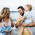 Junge Familie am Strand